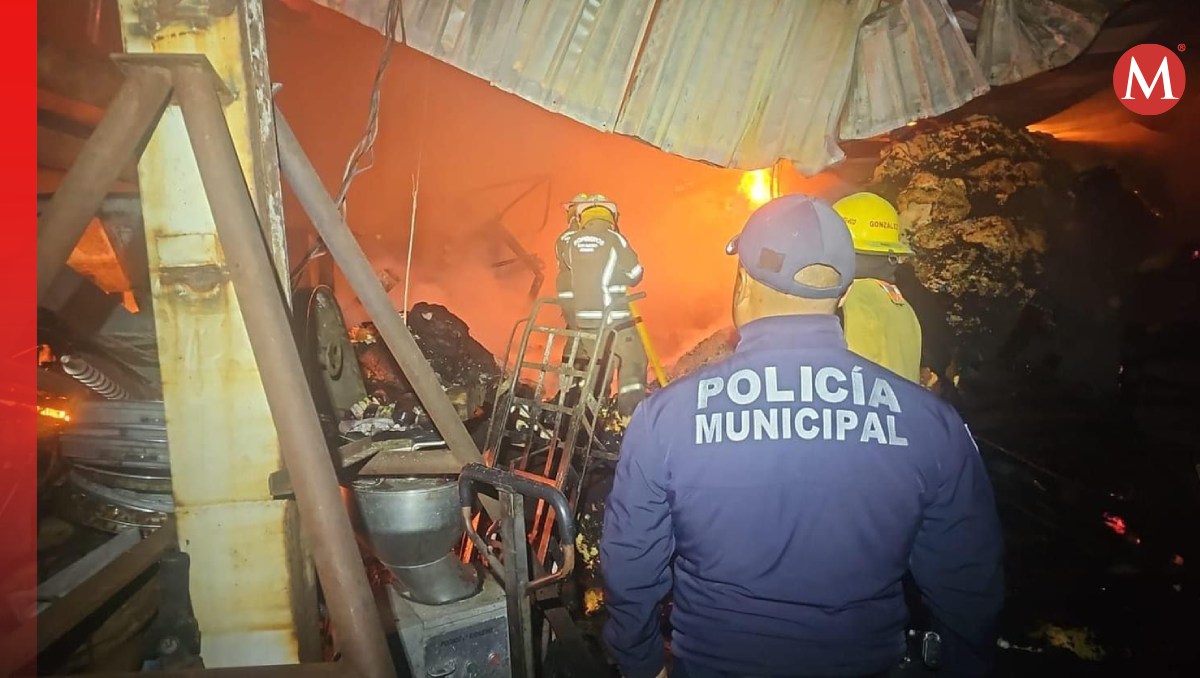 Coorporaciones de otros municipios tuvieron que auxiliar con el incendio en San Mateo Atenco. Foto: (Especial)