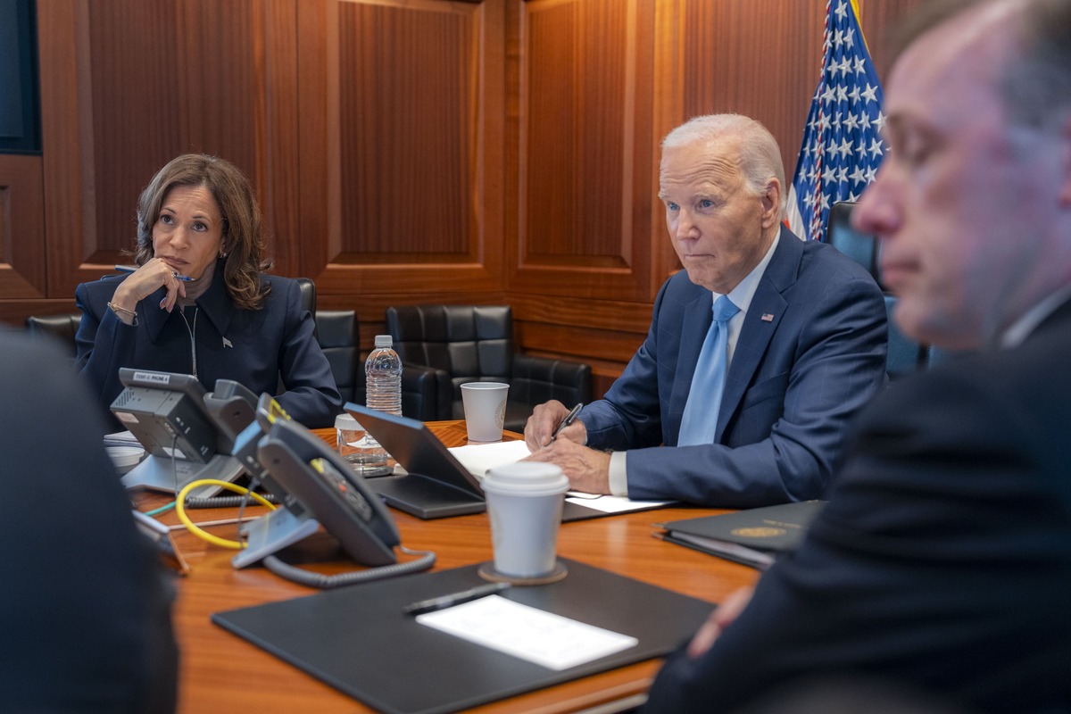 Fotografía cedida por la Casa Blanca del presidente estadunidense, Joe Biden (d), y Kamala Harris, durante una reunión con su equipo de seguridad |EFE