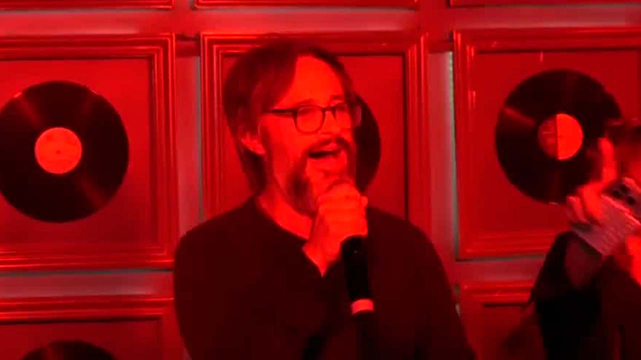 Gael García y Diego Luna sorprende en karaoke en CdMx