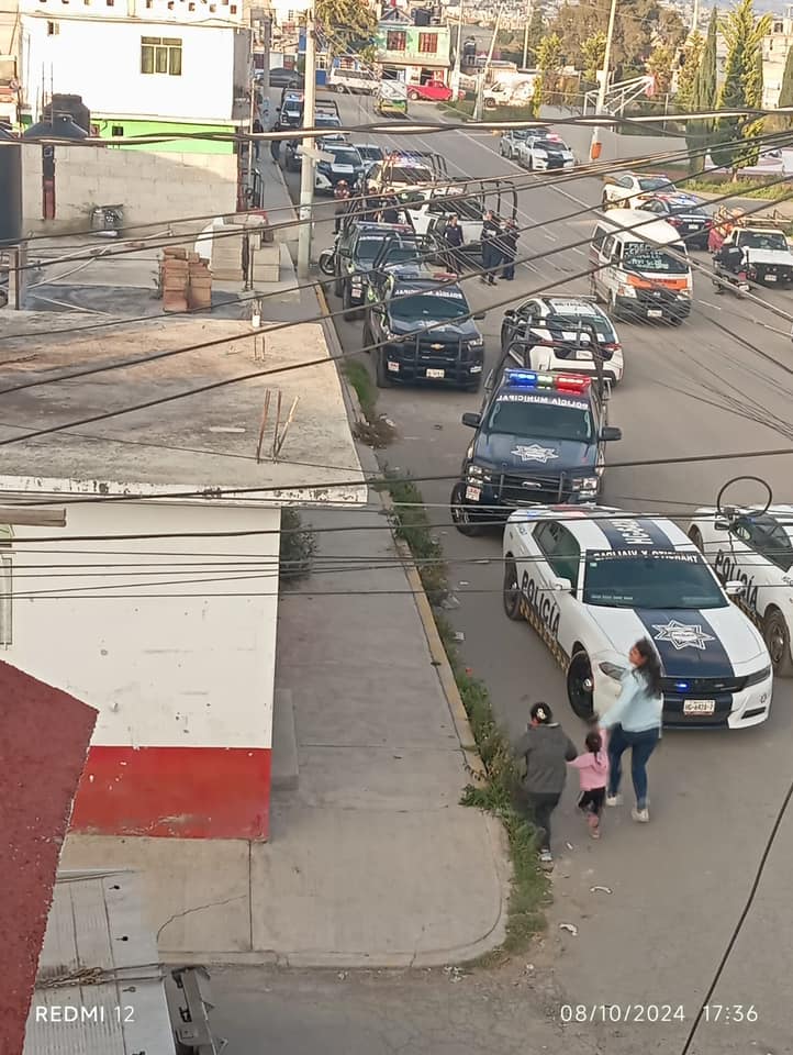 Operativo de la policía municipal de Pachuca, captado por vecinos de la zona. (Especial)
