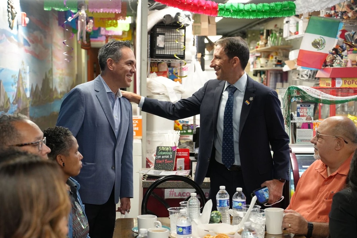 Pete Aguilar (i), presidente del Caucus Demócrata de la Cámara de Representantes de los Estados Unidos en restaurante de comida mexicana | EFE
