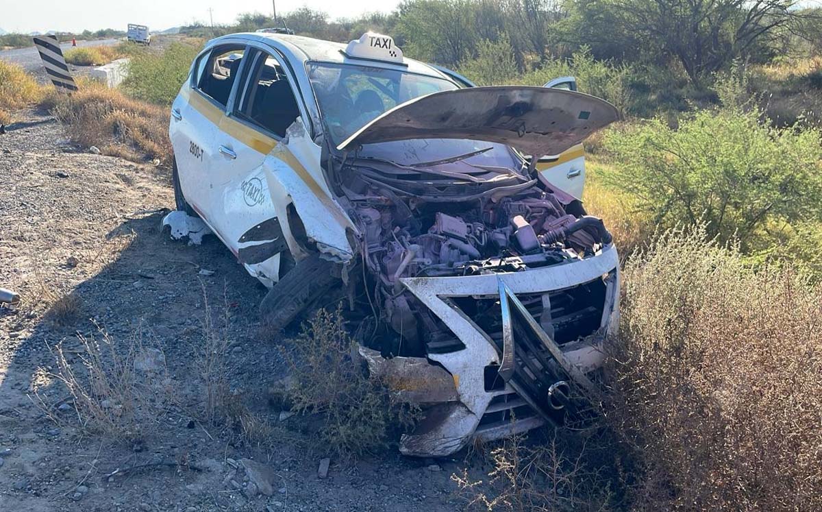 Taxi vuelca en carretera Torreón-Saltillo. l Especial