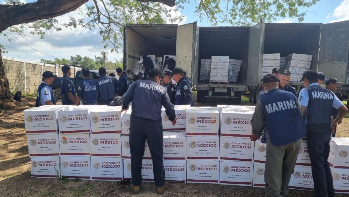 Marina entrega despensas  a afectados por huracán 'Jhon' | Foto: especial