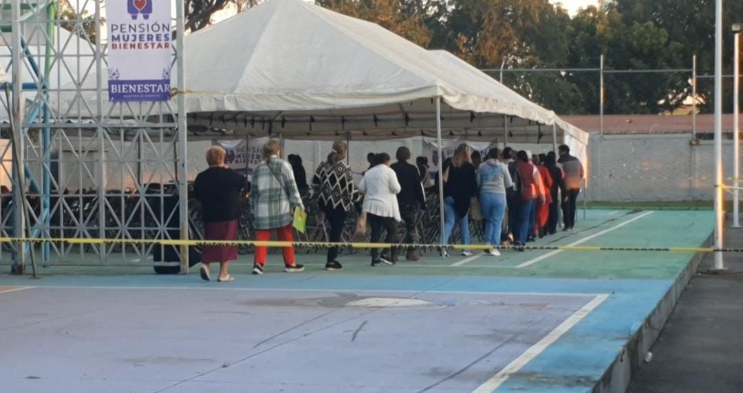 Aspirantes al registro de la pensión del Bienestar realizan fichas para agilizar trámites en Zapopan (Pablo Núñez)