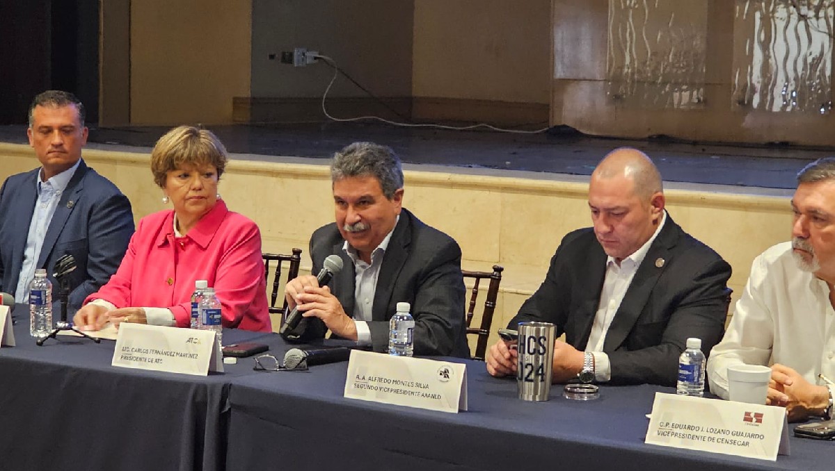 Empresarios de Nuevo Laredo piden acelerar trabajo en carretera Nuevo Laredo-Monterrey.