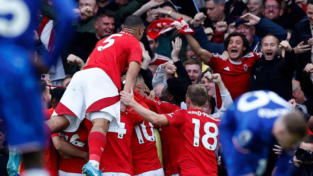 FA multa casi 1 millón de dólares al Nottingham Forest por cuestionar la integridad del VAR (AFP)