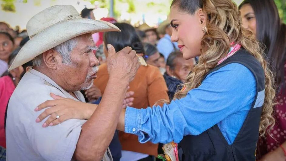 Gobernadora Evelyn Salgado entrega apoyos a familias afectadas por huracán 'John' en la Montaña