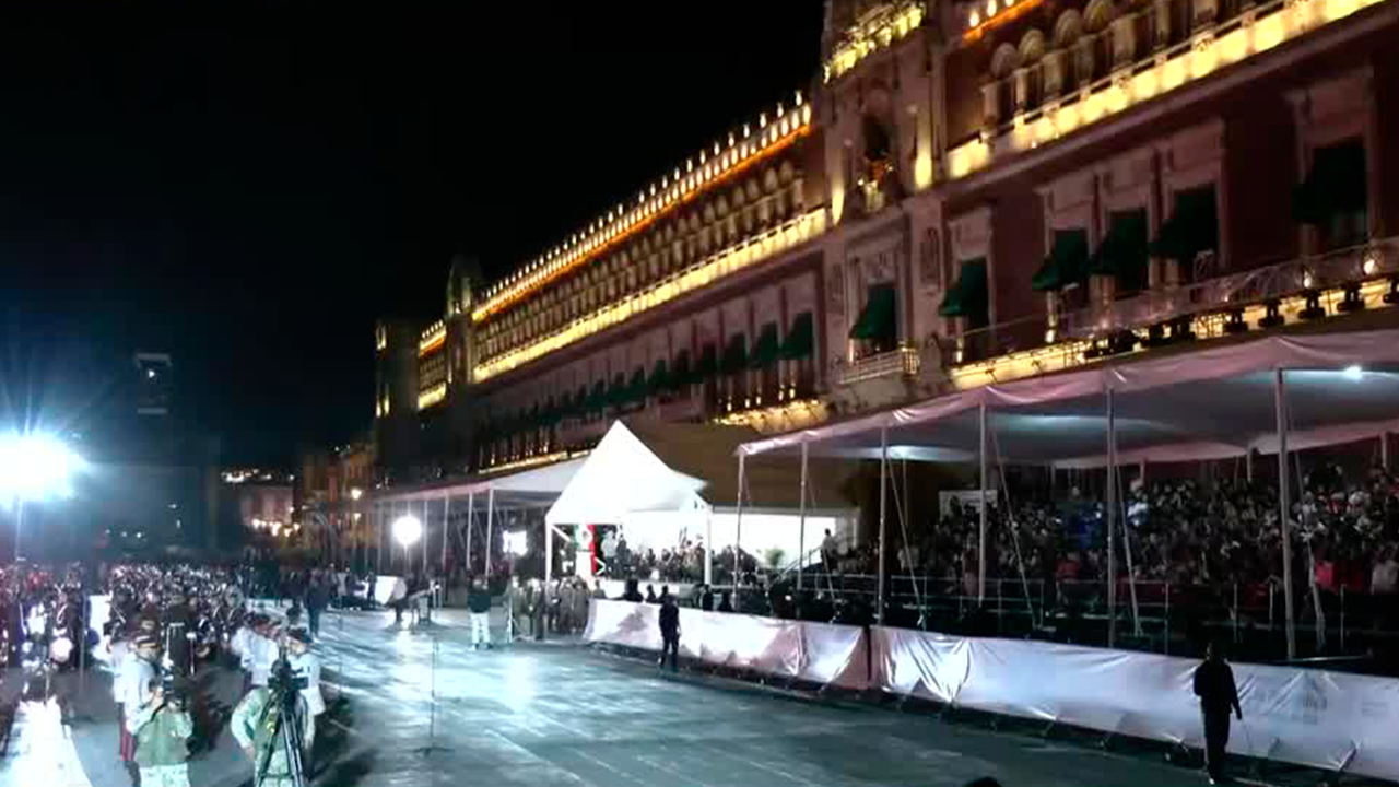 Todo listo para el comienzo de la ceremonia por el Bicentenario de la República en el Zócalo