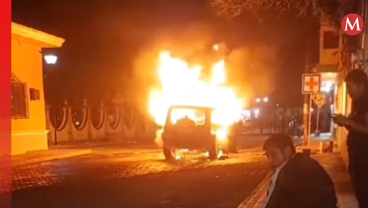 Choque entre vehículos deja heridos y camioneta incendiada en Puebla | EsImagen