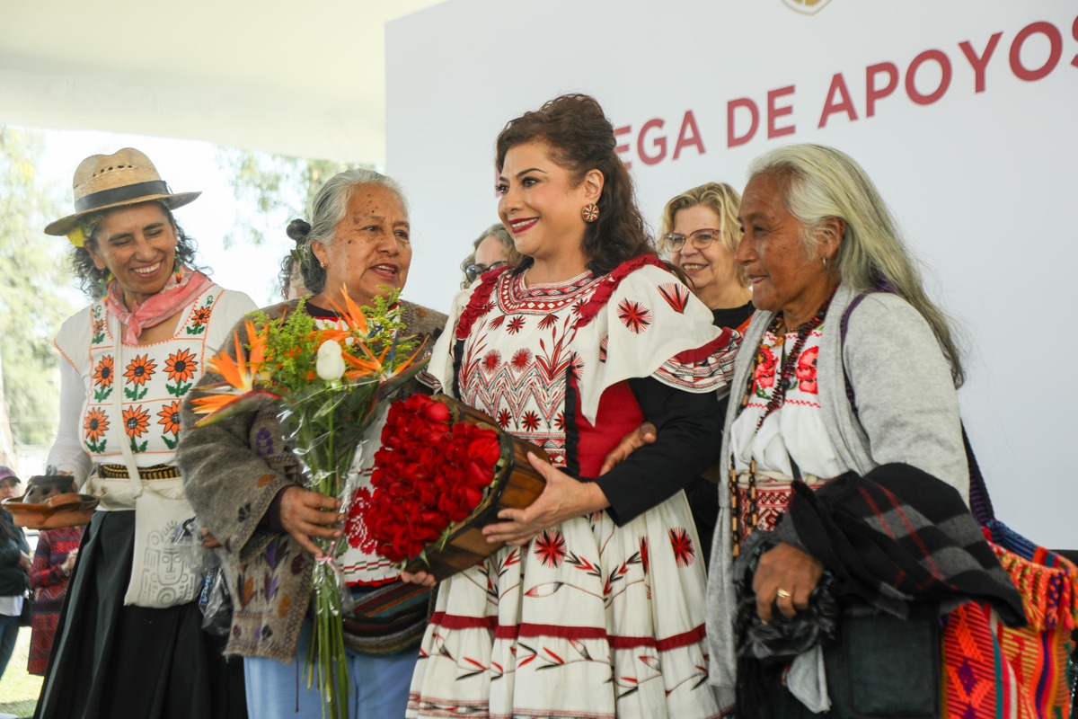 La jefa de gobierno de la Ciudad de México hizo entrega de los apoyos (foto: especial)