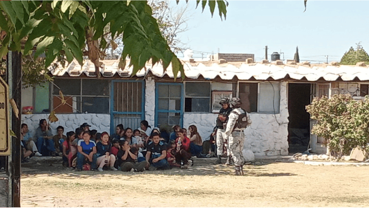 Rescatan a 144 migrantes en motel de Chihuahua; clausuran el lugar | Especial