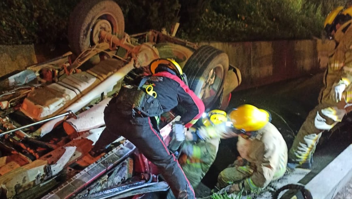 Camioneta cae a un canal de agua en Tulancingo