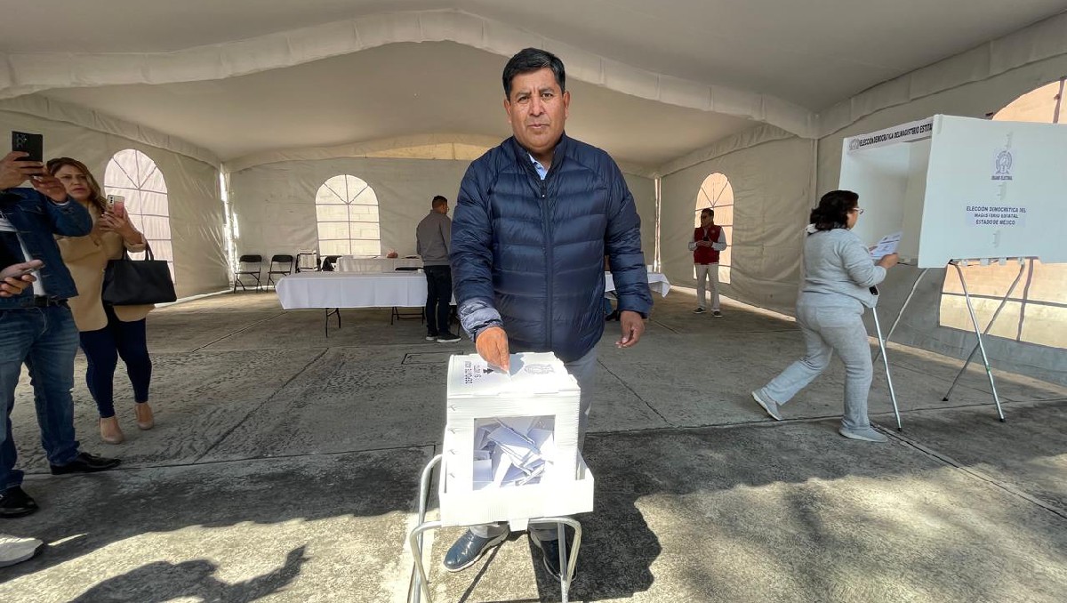Jenaro Martínez vota para la renovación del Comité Ejecutivo Estatal del SMSEM. Foto: (Especial)