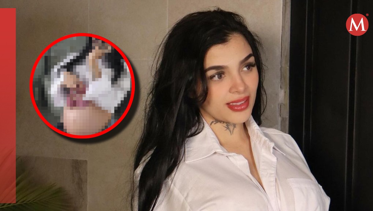 Karely Ruiz muestra los zapatos de su bebé