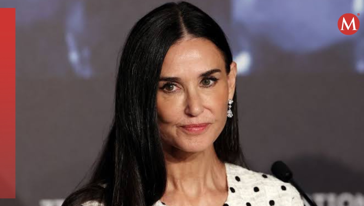Polémica fotografía de Demi Moore besando a un niño