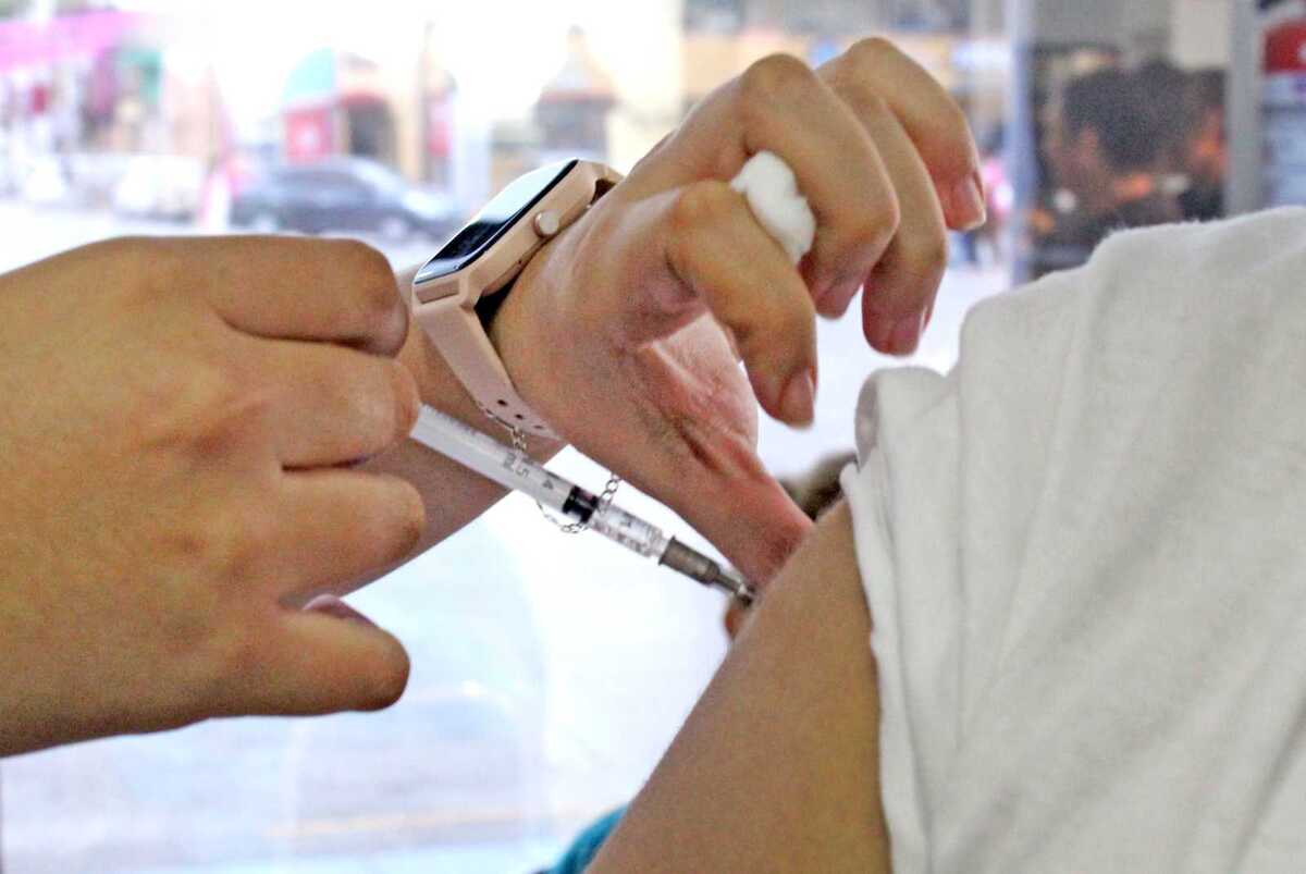 Podrán acudir a aplicarse tanto la vacuna de la influenza como la del covid sin ningún riesgo. | Archivo