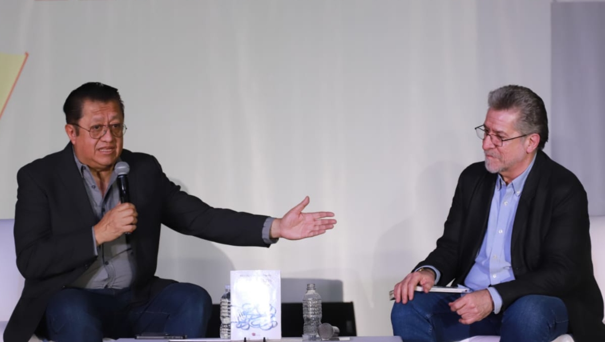 Alfredo Campos presentó su nuevo libro en el Zócalo | Javier Ríos