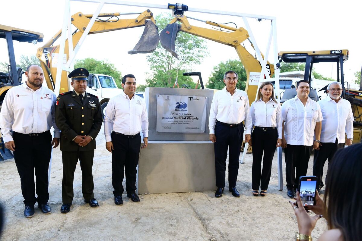 Américo Villarreal Anaya junto a magistrados y jueces colocando la primer piedra de la Ciudad Judicial en Victoria | Especial
