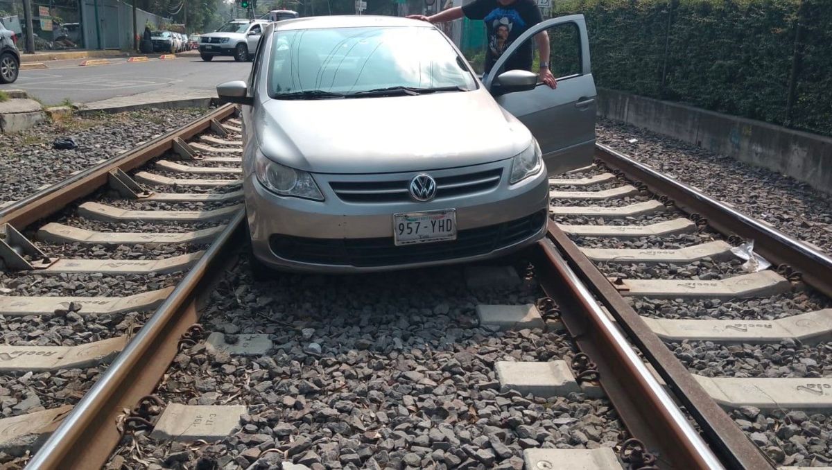 Auto se metió a las vías del Tren Ligero de CdMx