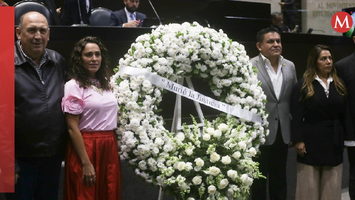 Los diputados del PRI ingresaron al Salón de Plenos con una corona funeraria por la muerte de la justicia. | Araceli López