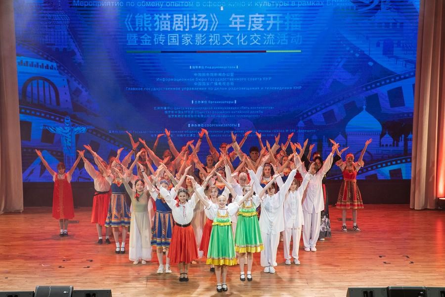 Jóvenes chinos y rusos se presentan en el escenario en Moscú, Rusia, el 22 de septiembre de 2024. (Xinhua/Bai Xueqi)