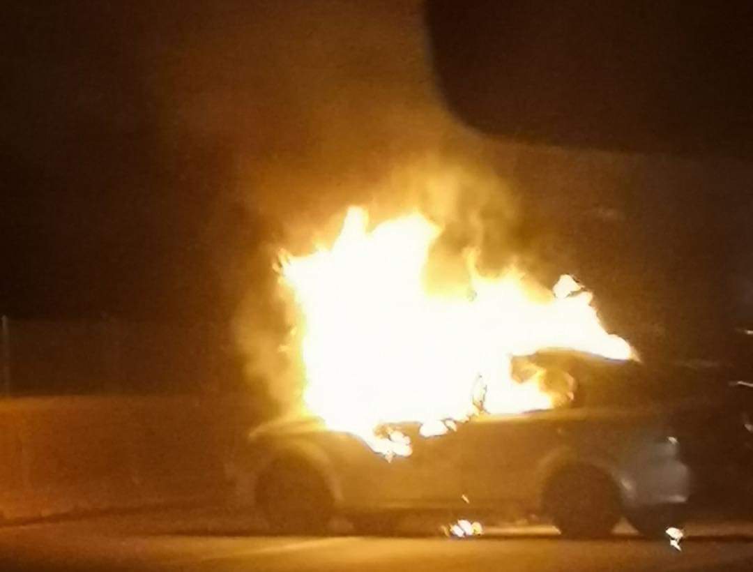 Localizan tres cadáveres dentro de auto incendiado en la autopista México-Puebla