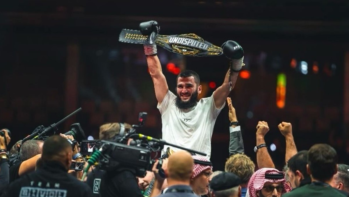 Artur Beterviev se une a la exclusiva lista de boxeadores que son campeones indiscutidos (Instagram @arturbeterbiev)