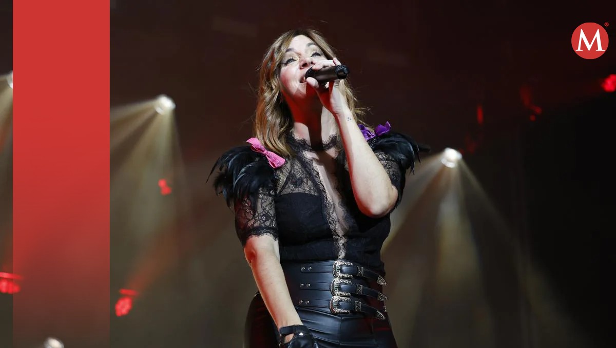 La cantante se despidió de sus fans cantando la famosa canción "Rosas" entre lágrimas.