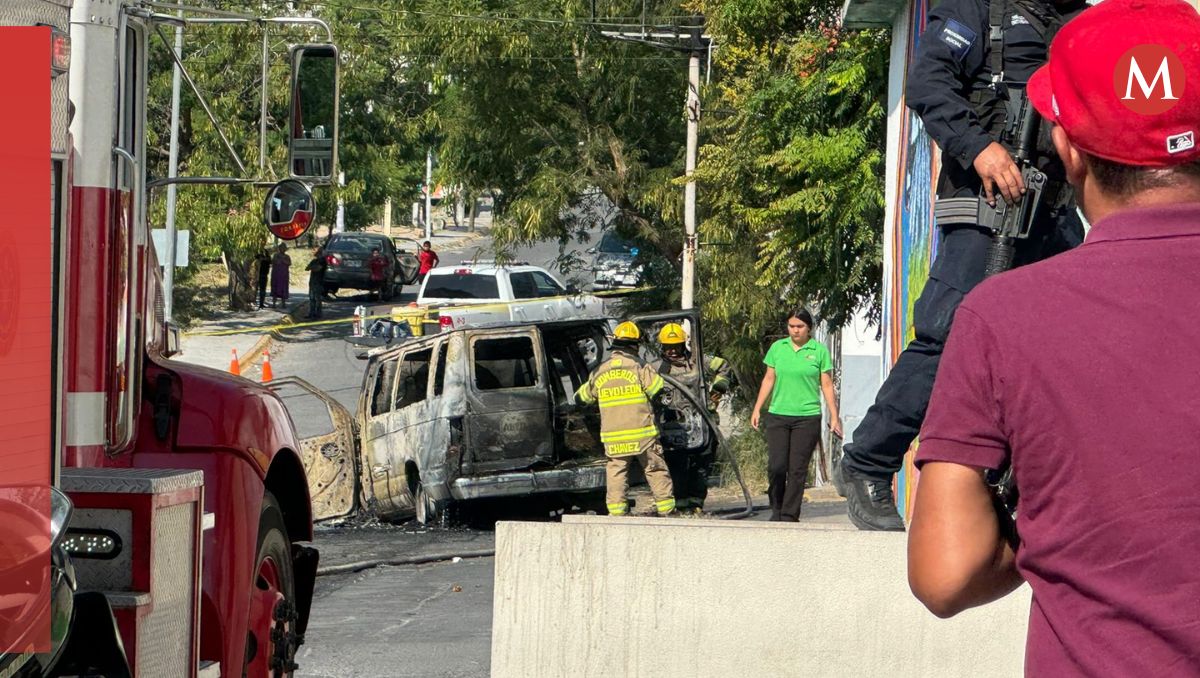 El vehículo quedó destruido por el fuego. Marcela Cuevas