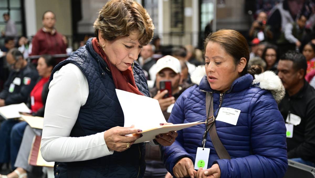 La gobernadora de Edomex atendió personalmente a los participantes de la tercera Audiencia Ciudadana. Foto: (Especial)