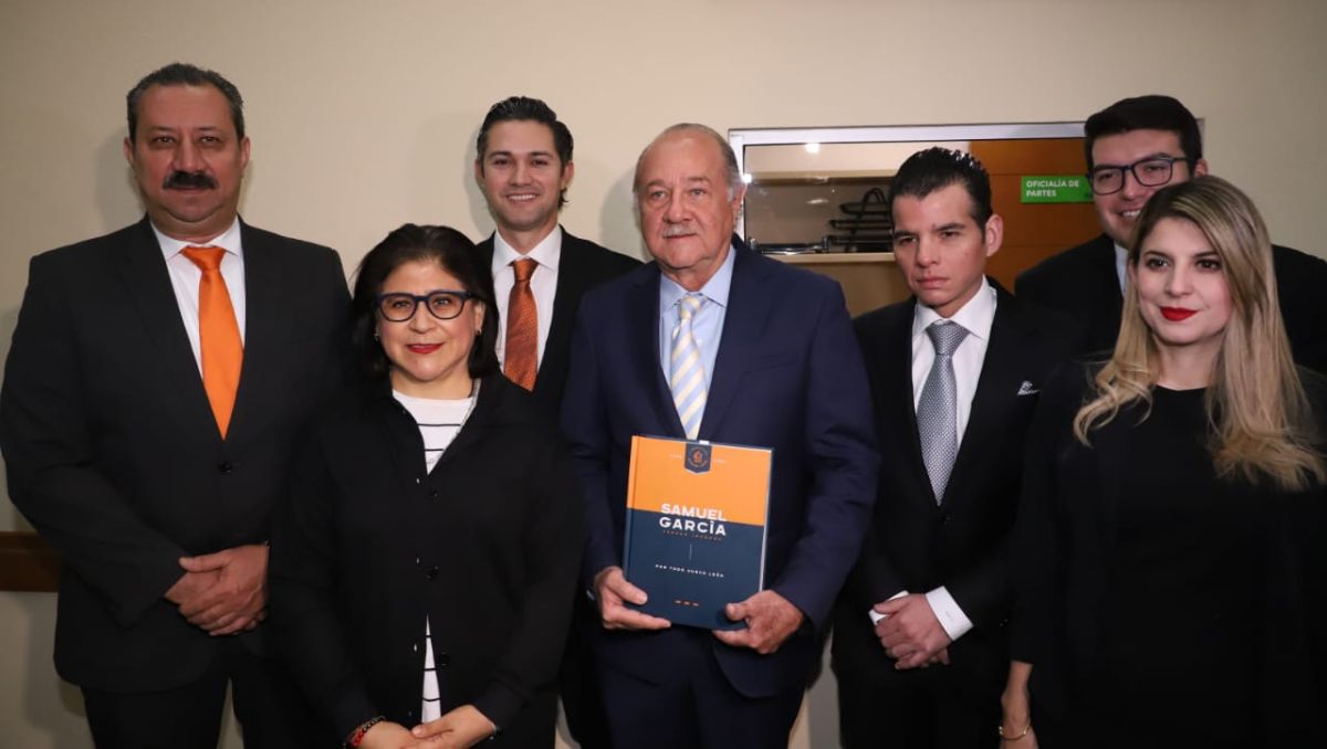 Javier Navarro estuvo acompañado de la bancada de MC en la Oficialía de Partes del Congreso | Luis Guerra