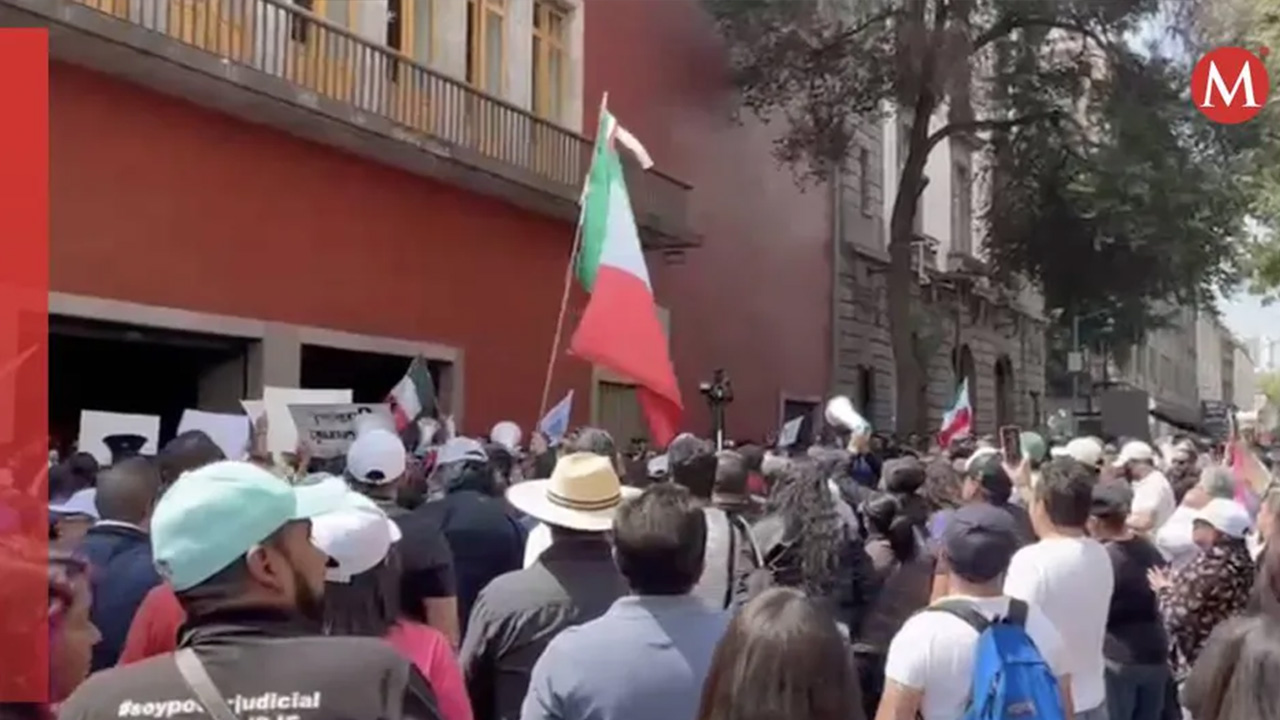 Trabajadores del Poder Judicial protestan en el Club de Banqueros de México