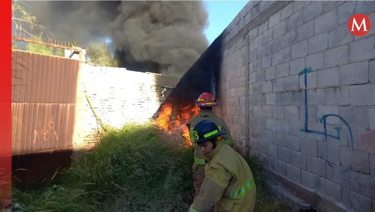 Bomberos acudieron a sofocar el fuego (Especial)
