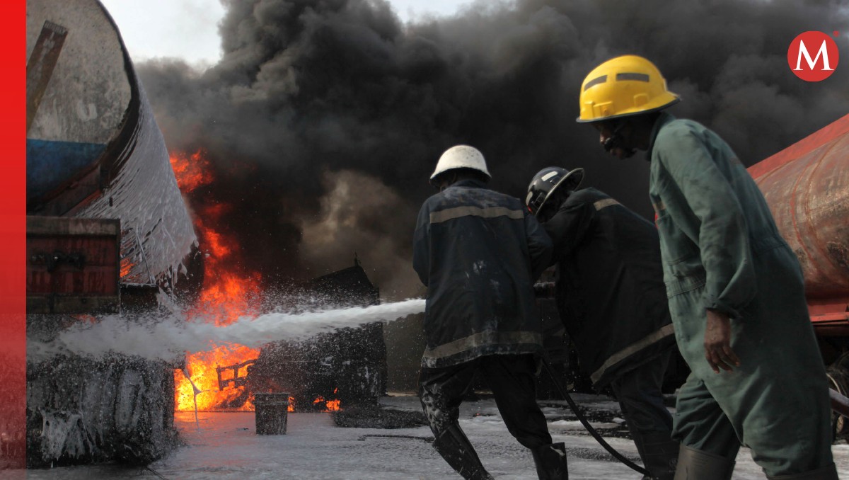 Bomberos apagando un incendio de un camión cisterna en Lagos | REUTERS