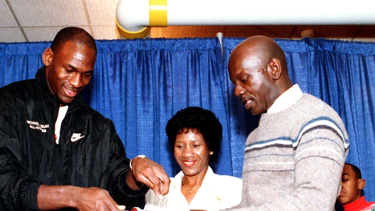 Juez pide liberar a hombre que condenó por asesinato de padre de Michael Jordan (AP)