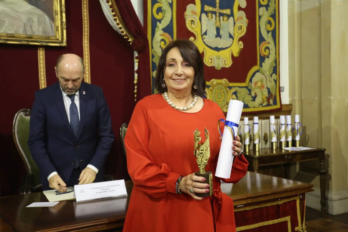 Marisol Schulz Manaut recibe el Premio Iberoamericano Asicom-Universidad de Oviedo. (Foto: FIL Guadalajara)