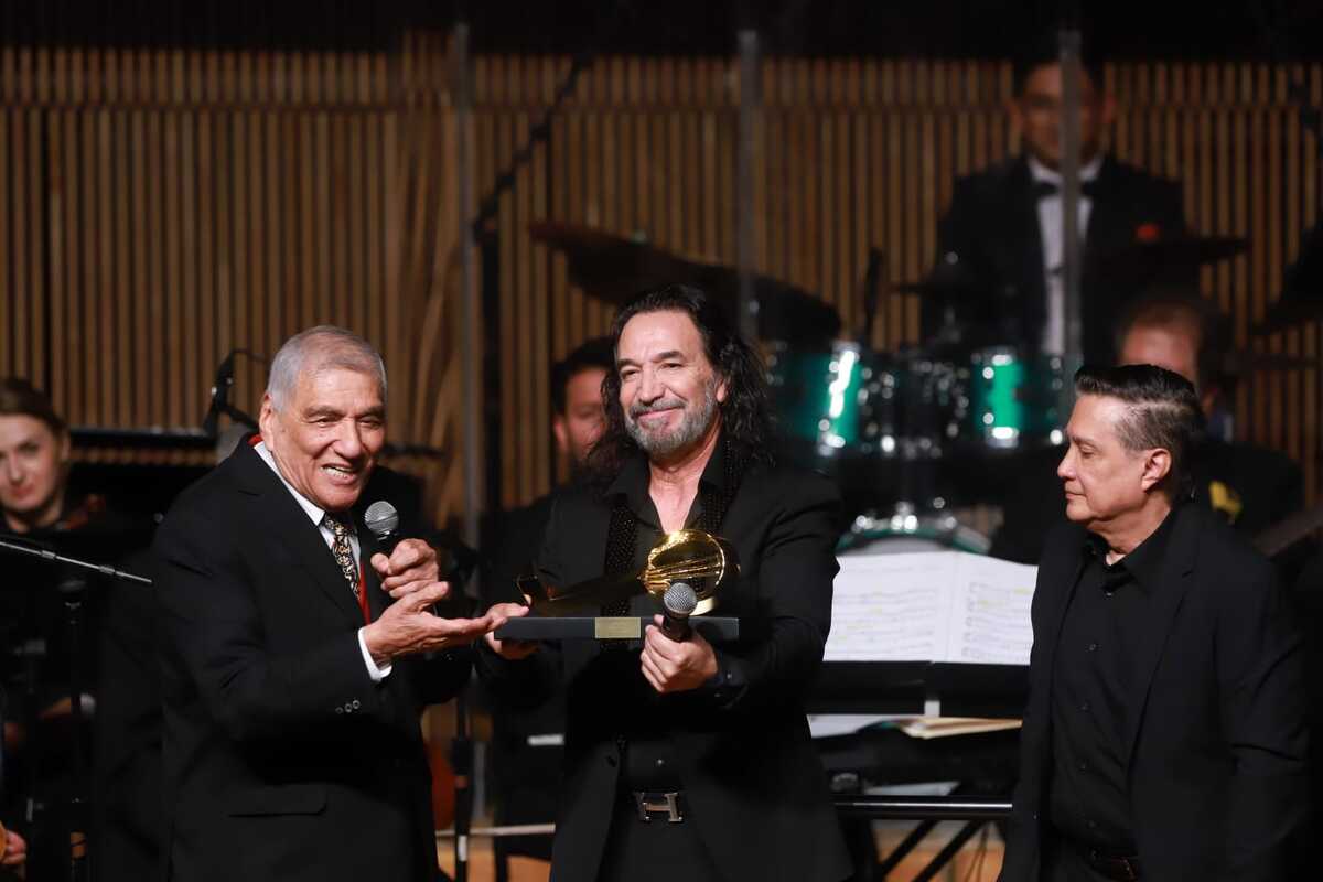Martín Urieta entregó el premio al compositor  / Juan Carlos Bautista