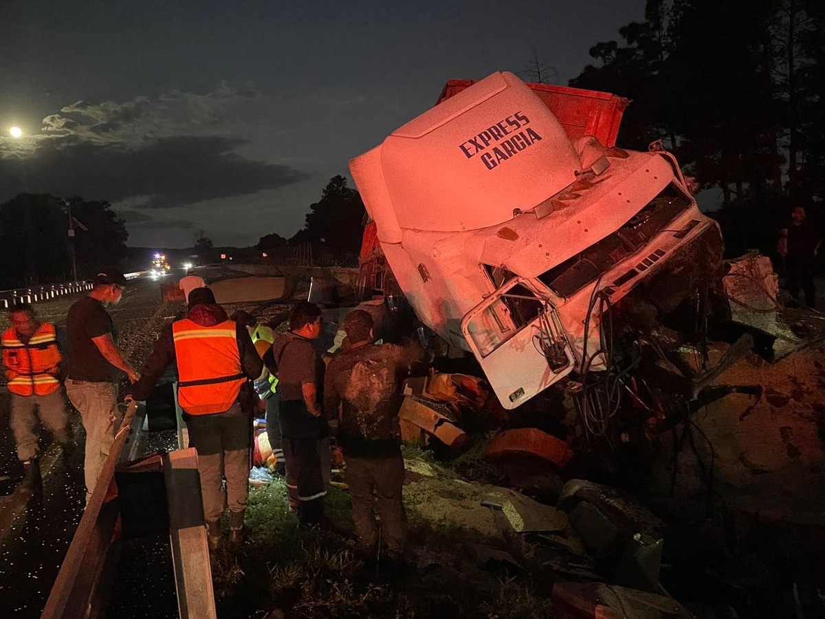 Volcadura de tráiler provoca caos vial en autopista de Occidente en Michoacán | Especial