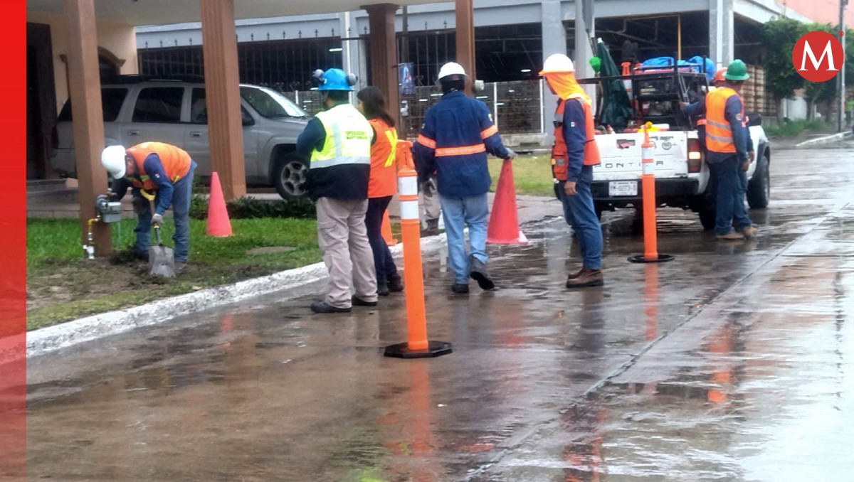 Elementos del cuerpo de bomberos, Protección Civil y cuadrillas de la empresa de gas llegaron al lugar. (Sandra Sosa)