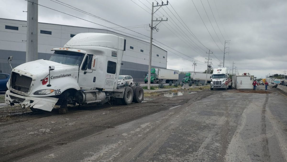Elementos de Protección Civil Municipal arribaron al lugar y auxiliaron al trailero. Agustín Martínez