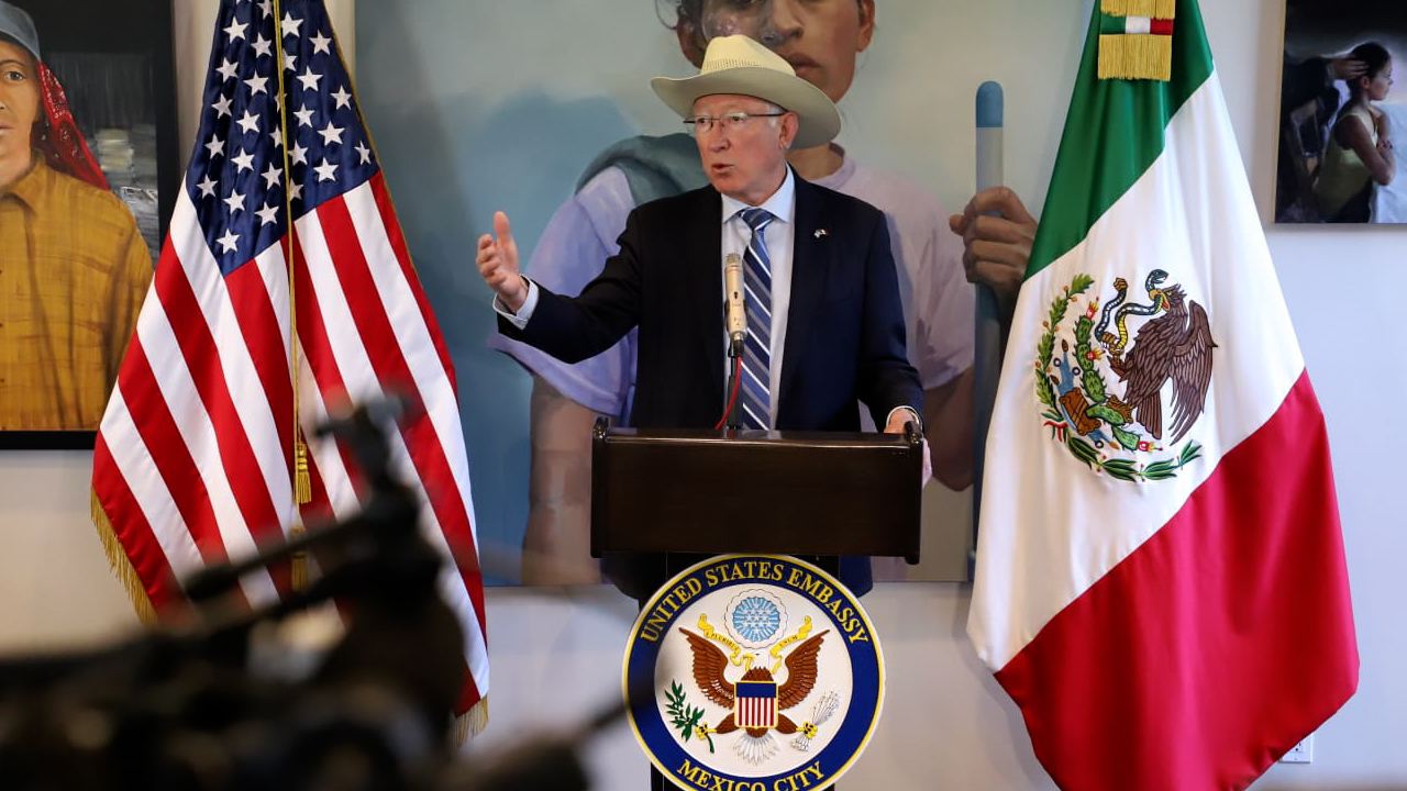 Ken Salazar habla en conferencia sobre la relación de México y Estados Unidos