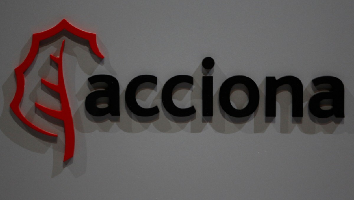 Logo del conglomerado español de energía, construcción y servicios Acciona, en la junta anual de accionistas. Foto: (Reuters)
