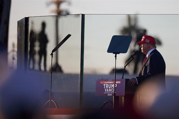 El ex presidente de los Estados Unidos y actual candidato presidencial republicano Donald Trump habla durante un mitin electoral en Coachella | EFE