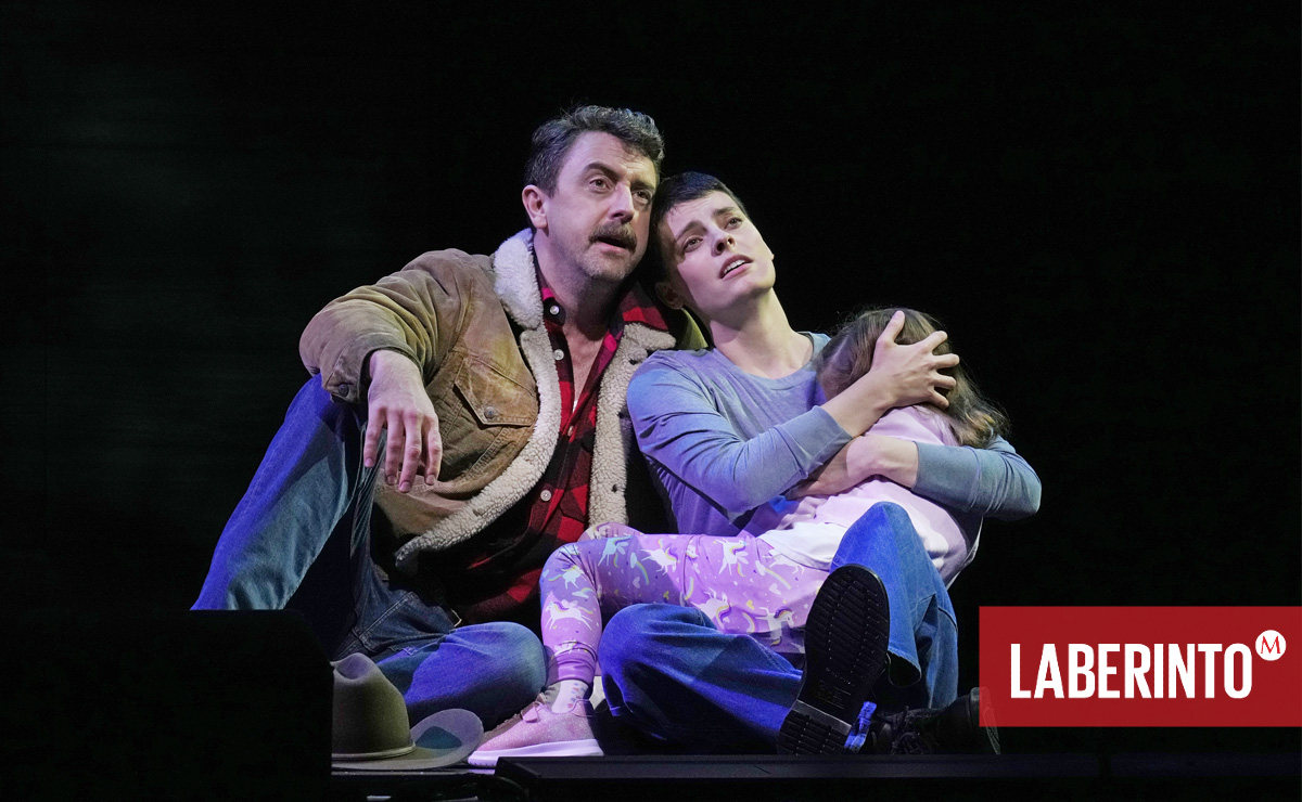Ben Bliss como Eric y Emily D'Angelo como Jess en 'Grounded'. (Foto: Ken Howard | Met Opera)