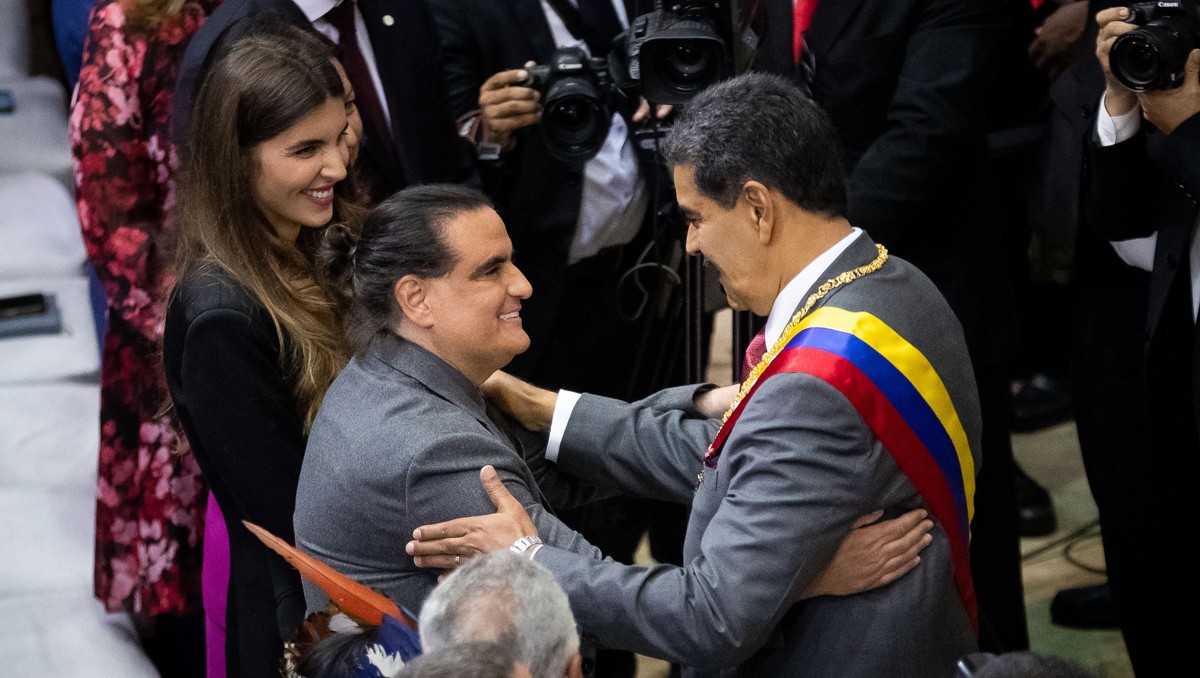 Maduro saluda al empresario colombiano Alex Saab. | EFE