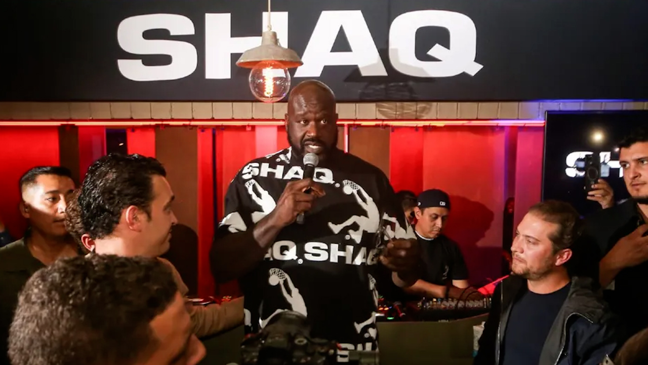 Shaquille O'Neal regala tenis a niños en Ecatepec en su visita a México