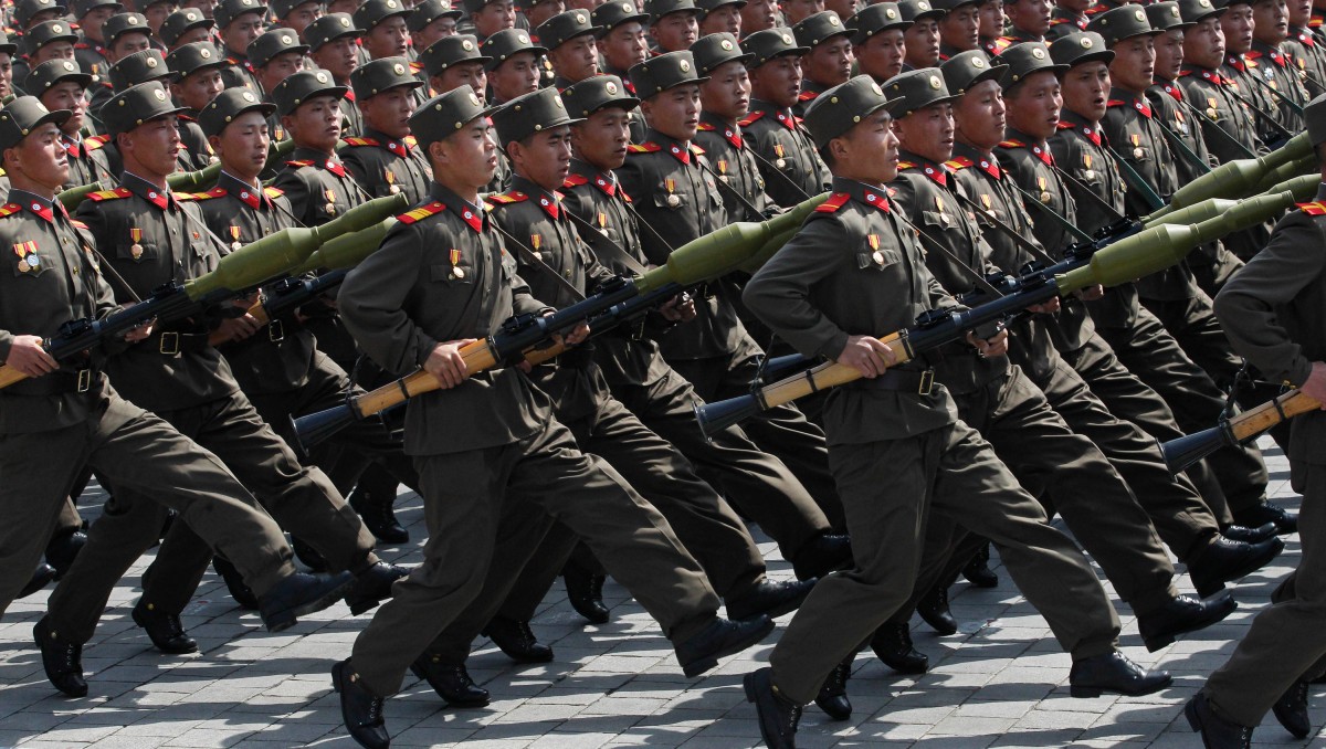 Soldados norcoreanos marchan por la plaza Kim Il Sung de Piongyang durante un desfile militar | AP