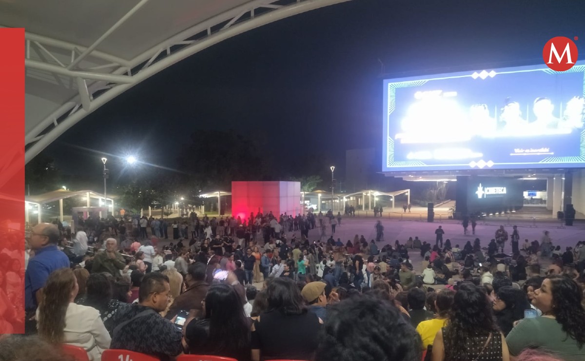 Se lleva a cabo proyección de un concierto Juan Gabriel en Guadalajara (Martha Calvillo)