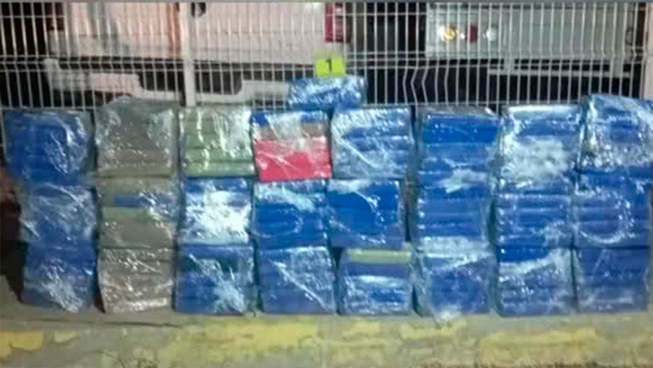 En Culiacán, Ejército asegura cocaína escondida en camión de refrescos