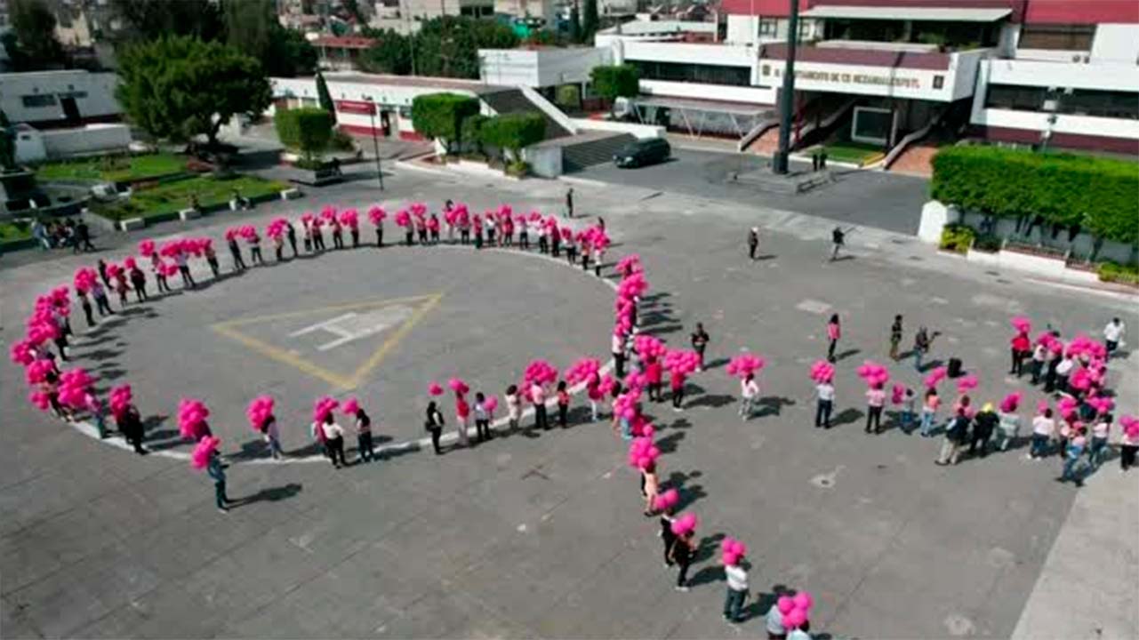 Realizan un  moño rosa humano en el municipio de Nezahualcóyotl, Edomex